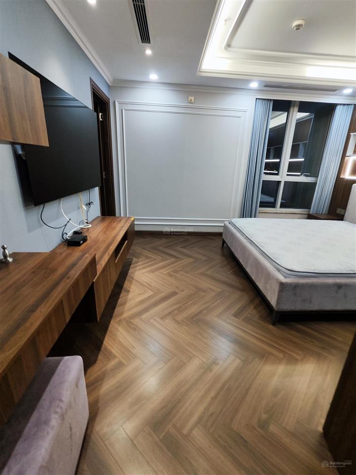 Tôi cần bán căn 3pn+1, 181m2 tầng 4 tòa hdi, nội thất nguyên bản cđt, giá 30 tỷ.  0977 632 ***