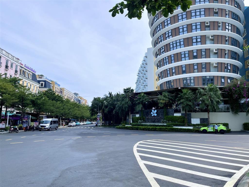 Bán căn 5 tầng trục đường chính lưu thông ra biển bãi kem, đối diện là căn hộ condotel, giá 16.x tỷ