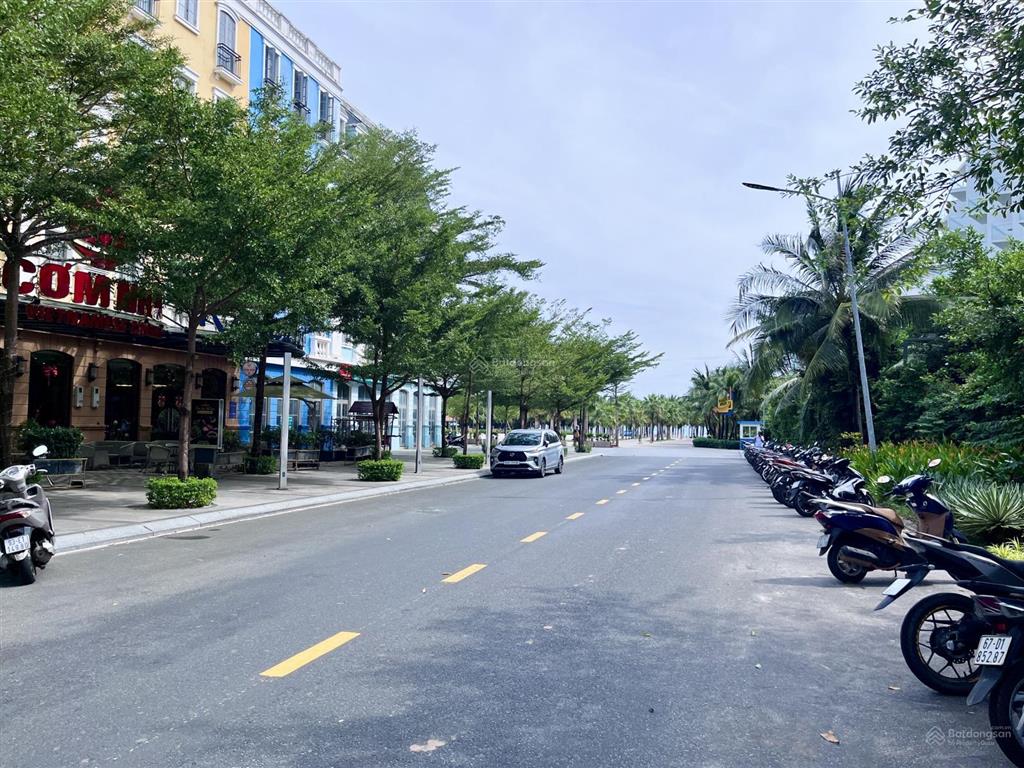Bán căn 5 tầng trục đường chính lưu thông ra biển bãi kem, đối diện là căn hộ condotel, giá 16.x tỷ