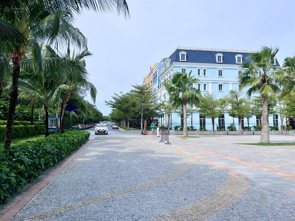 Bán căn 5 tầng trục đường chính lưu thông ra biển bãi kem, đối diện là căn hộ condotel, giá 16.x tỷ