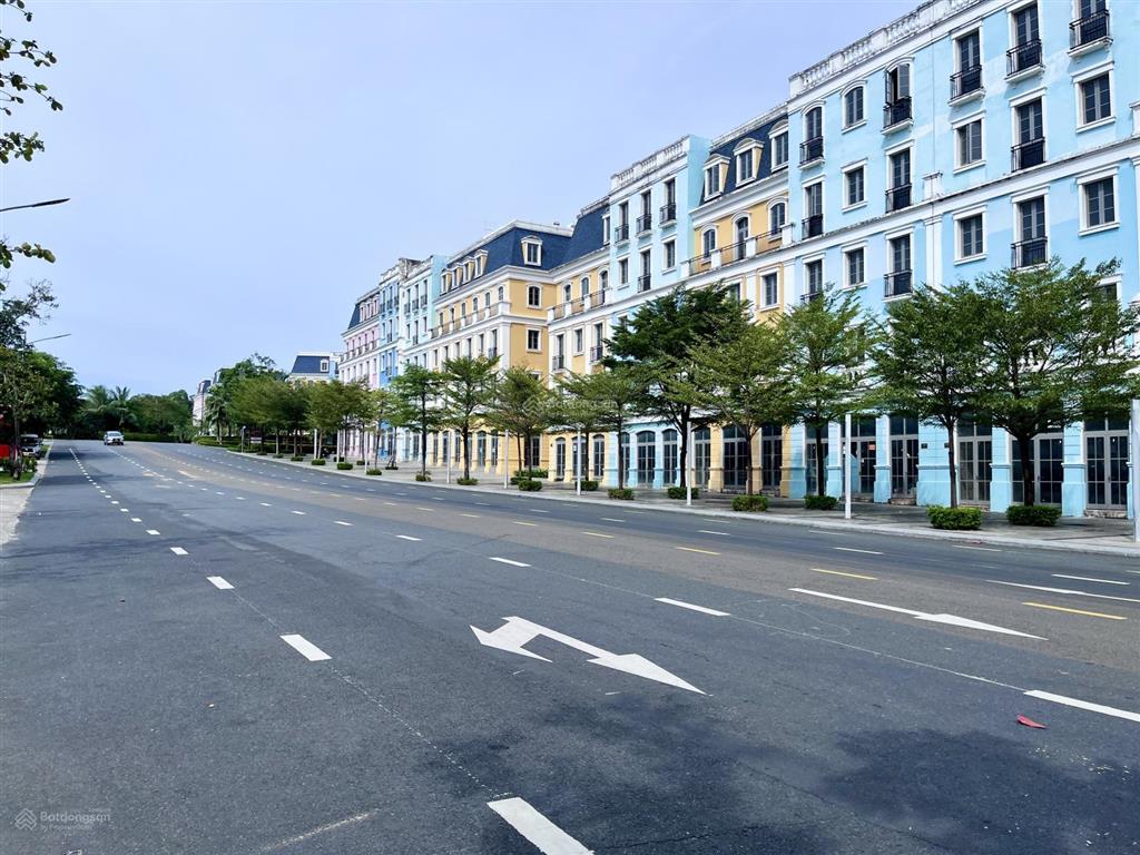 Bán căn 5 tầng trục đường chính lưu thông ra biển bãi kem, đối diện là căn hộ condotel, giá 16.x tỷ