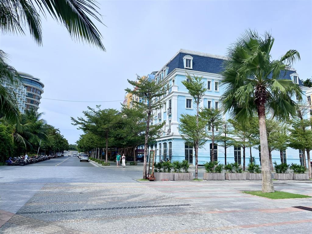 Bán căn 5 tầng trục đường chính lưu thông ra biển bãi kem, đối diện là căn hộ condotel, giá 16.x tỷ