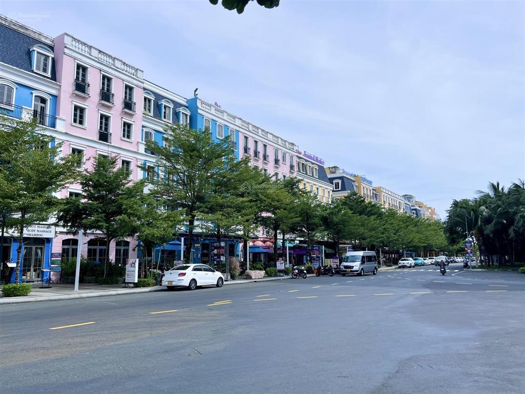 Bán căn 5 tầng trục đường chính lưu thông ra biển bãi kem, đối diện là căn hộ condotel, giá 16.x tỷ