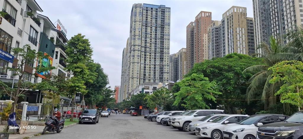 Hoàng thành villas mỗ lao. kinh doanh đỉnh. view hồ. thang máy