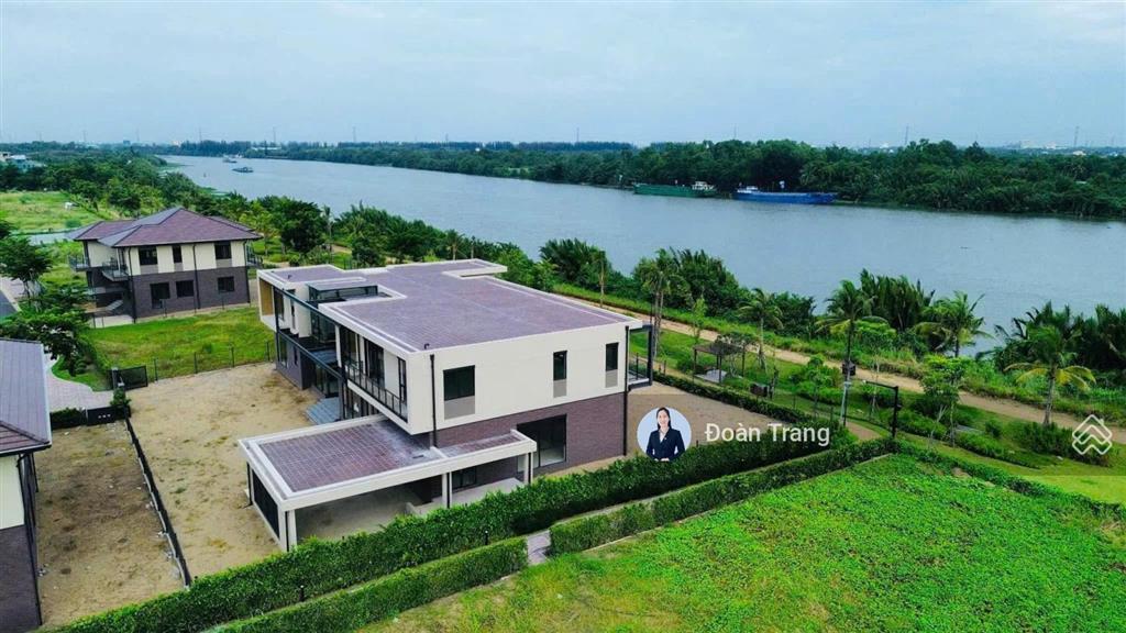 Bán căn đơn lập 300m2 waterpoint phía sau kênh đào chỉ cách sông vàm cỏ 700m