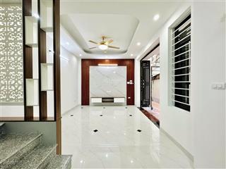 Nhà thạch bàn 33m2, 5 tầng ô tô đỗ cổng, 15m ra ô tô tránh thông