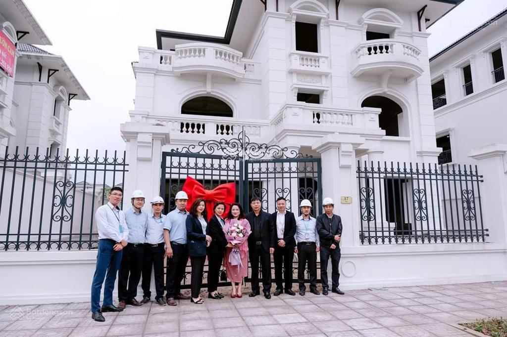 Chị sếp gửi bán khai xuân biệt thự mặt hồ 345m2  130tr/m2 đất, mua là thắng(căn quá đẹp)có 102