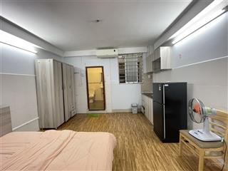 Cho thuê phòng mới 28m2 có bếp 17 nguyễn công hoan, ngay công viên pn. có 2 cửa sổ giếng trời