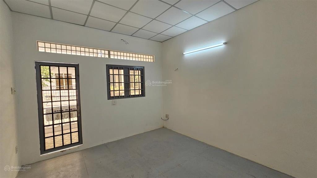 Nhà hxh  nguyễn xí  4x19m  trệt lầu  3pn 2wc  12,5 triệu tl  hằng 0906 656 *** xem nhà