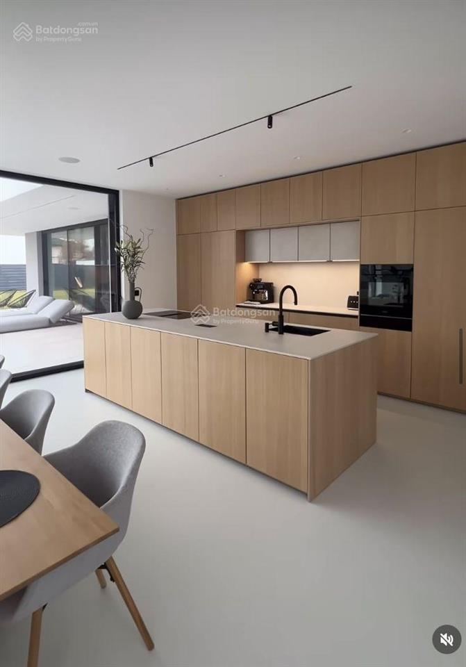 Cho thuê căn hộ 3 ngủ được trang bị cơ bản tại dcapitale trần duy hưng. giá 25tr/tháng.