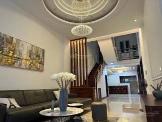 Toà nhà 1 hầm 7 tầng (1.177m2 sàn sử dụng), 11m x 21m (dtcn 212m2), mặt tiền đường 10m sư vạn hạnh
