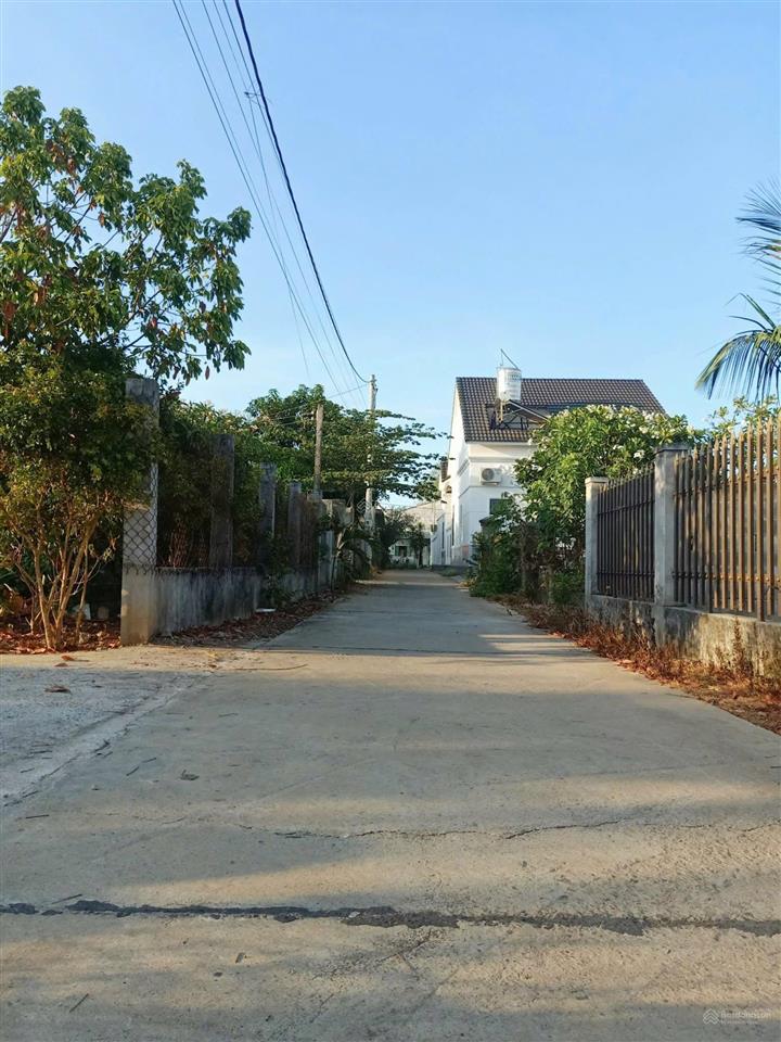 Bán đất tặng nhà 2 mặt tiền, cách kcn châu đức chỉ 200m.