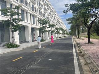 Bán shophouse mới xây nằm trên mặt tiền đường hùng vương, tp tuy hoà, dt 7x14m  6 tầng giá 6.8 tỷ