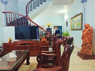 Căn nhà ở sướng, giá tốt, gần trung tâm phố.