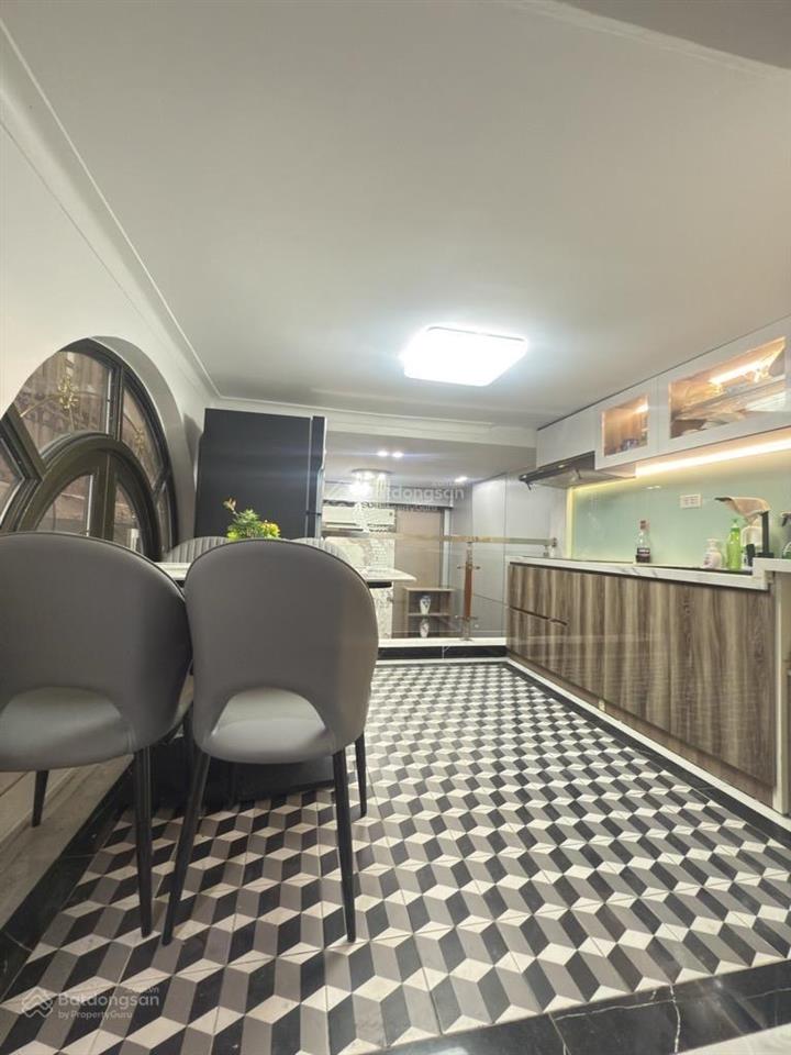 Nhà mới đẹp, phốtây sơn vip, thang máy, gần mặt phố về ở luôn.