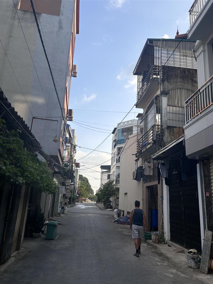 Nhà đẹp dân xây trục chính kinh doanh ô tô tránh