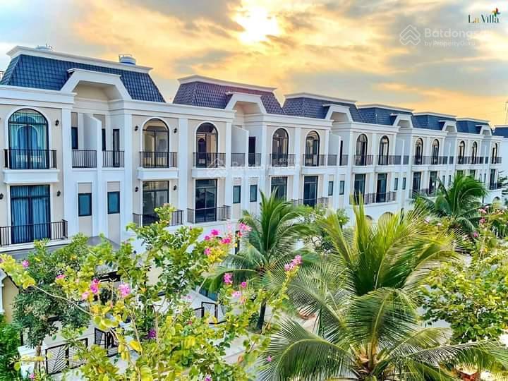 Sổ hồng riêng  công chứng liền tay. nhà phố ven sông ngay tthc cách aeon 100m