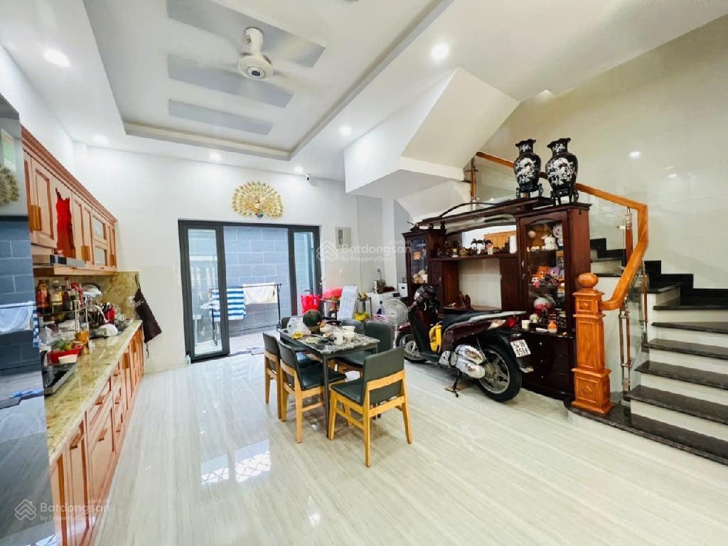 9,3 tỷ ngang 6m nhà 3 tầng, 96m2, hxh ngay lê văn thịnh, quận 2