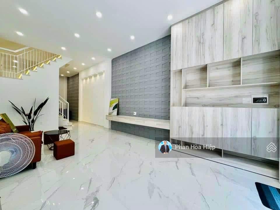 Bán gấp hxh thông bà hom 56m2, 3 tầng btct 4 pn 3 wc có sân thượng thoáng ngay chợ phú lâm