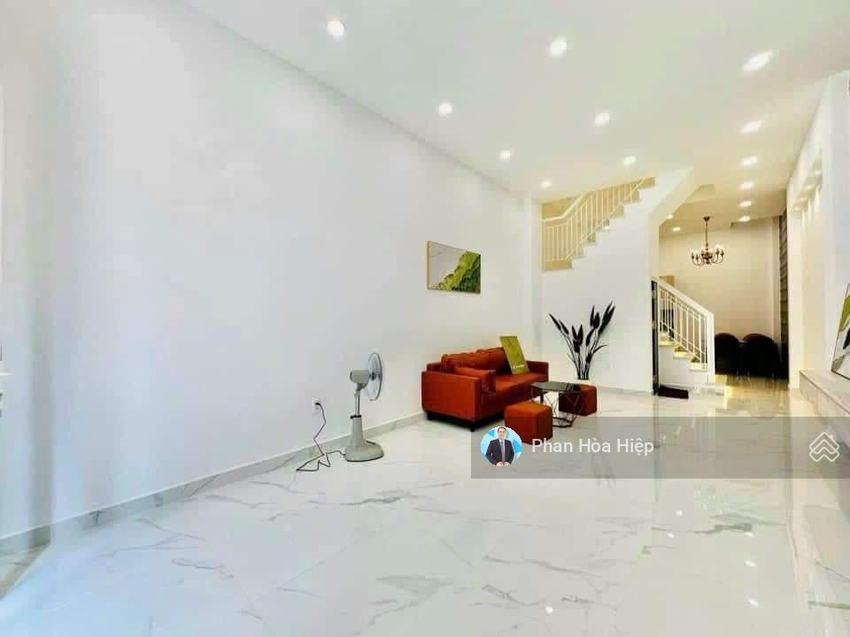 Bán gấp hxh thông bà hom 56m2, 3 tầng btct 4 pn 3 wc có sân thượng thoáng ngay chợ phú lâm