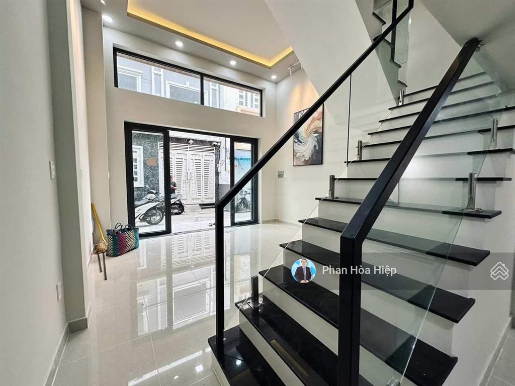 Đi định cư bán nhà đẹp lò gốm 5 x11, 3pn 3wc, hẻm thông 5m, chủ xây kiên cố để ở.