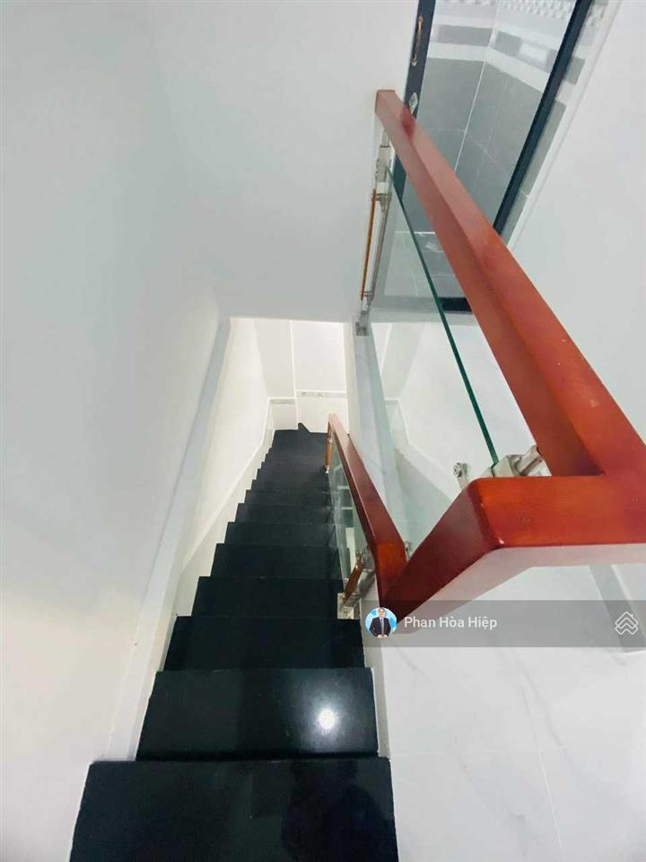 Chuyển công tác bán nhà hậu giang, 64m2, 4 tầng btct, 4 pn, có sân thượng, gần trường lam sơn