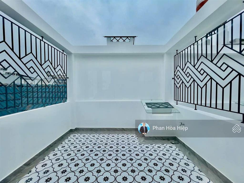 Xuất cảnh bán gấp nhà hẻm 8m hậu giang, 68m2, 4 tầng btct, 4 pn 4wc, gần chợ bình tây