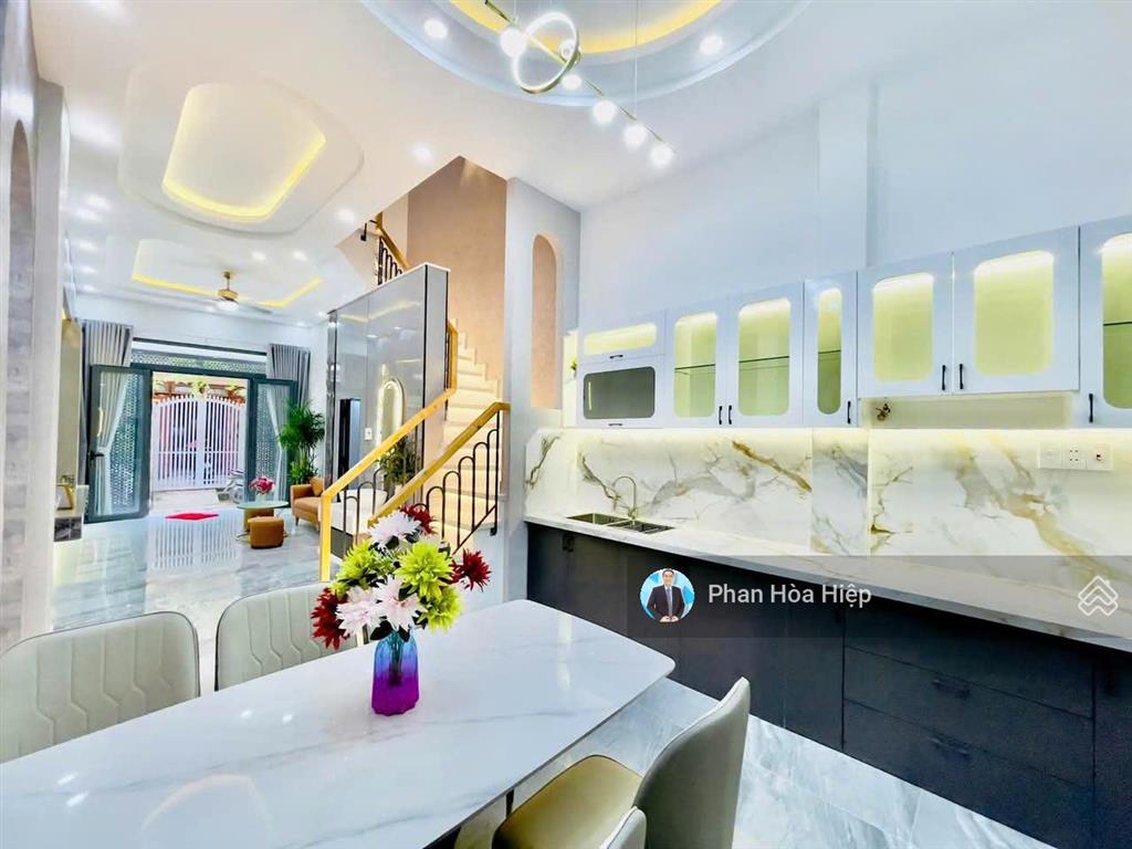 Xuất cảnh bán gấp nhà hẻm 8m hậu giang, 68m2, 4 tầng btct, 4 pn 4wc, gần chợ bình tây