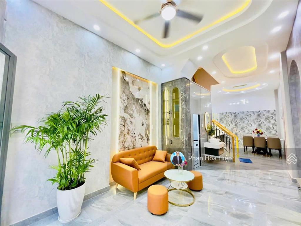 Xuất cảnh bán gấp nhà hẻm 8m hậu giang, 68m2, 4 tầng btct, 4 pn 4wc, gần chợ bình tây