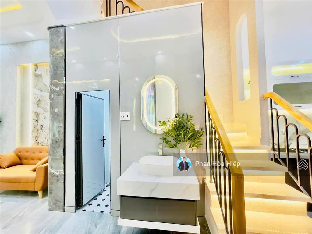 Xuất cảnh bán gấp nhà hẻm 8m hậu giang, 68m2, 4 tầng btct, 4 pn 4wc, gần chợ bình tây