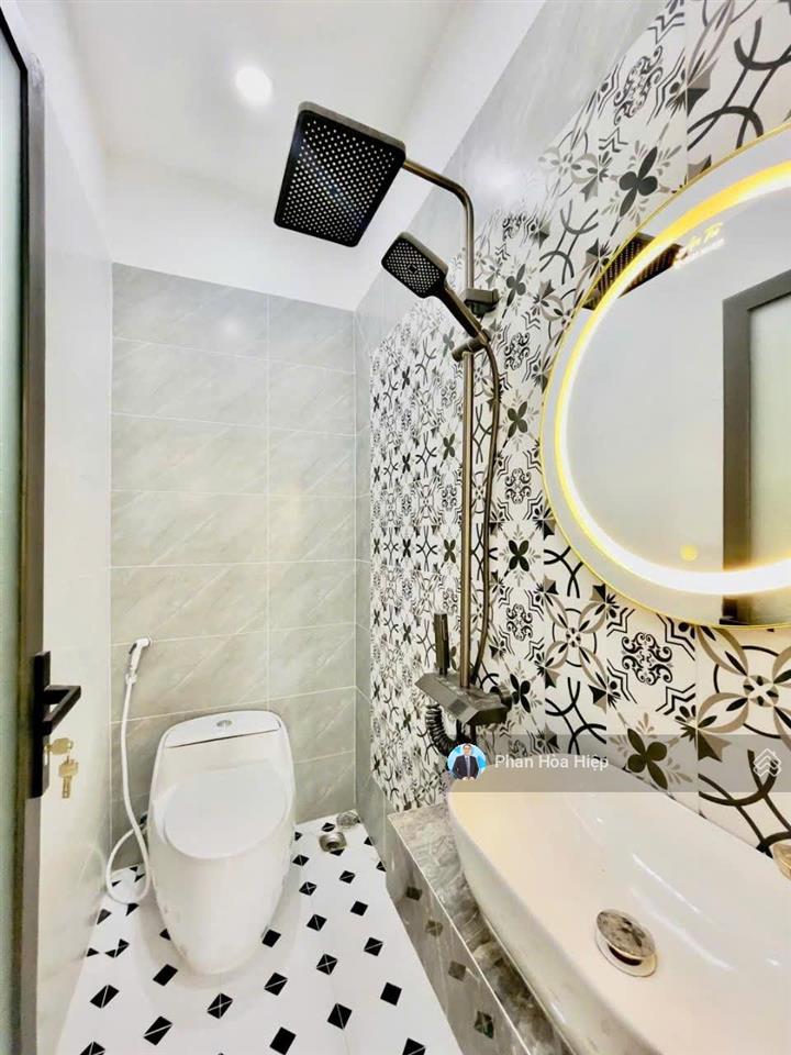 Xuất cảnh bán gấp nhà hẻm 8m hậu giang, 68m2, 4 tầng btct, 4 pn 4wc, gần chợ bình tây