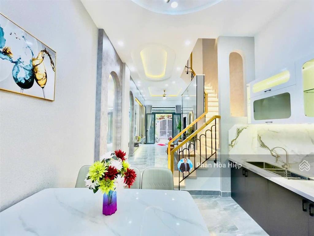 Xuất cảnh bán gấp nhà hẻm 8m hậu giang, 68m2, 4 tầng btct, 4 pn 4wc, gần chợ bình tây