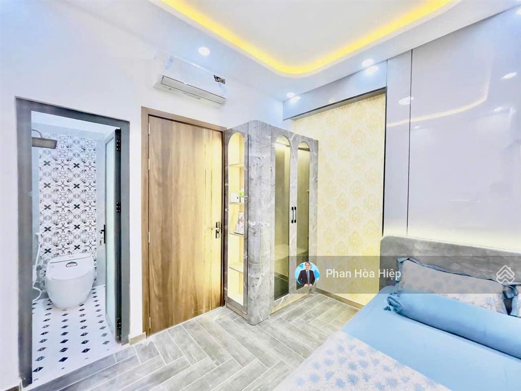 Xuất cảnh bán gấp nhà hẻm 8m hậu giang, 68m2, 4 tầng btct, 4 pn 4wc, gần chợ bình tây