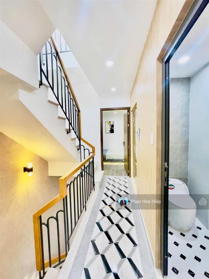 Xuất cảnh bán gấp nhà hẻm 8m hậu giang, 68m2, 4 tầng btct, 4 pn 4wc, gần chợ bình tây