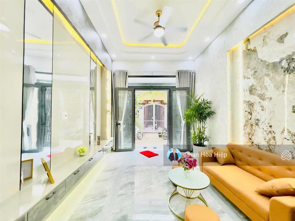 Xuất cảnh bán gấp nhà hẻm 8m hậu giang, 68m2, 4 tầng btct, 4 pn 4wc, gần chợ bình tây