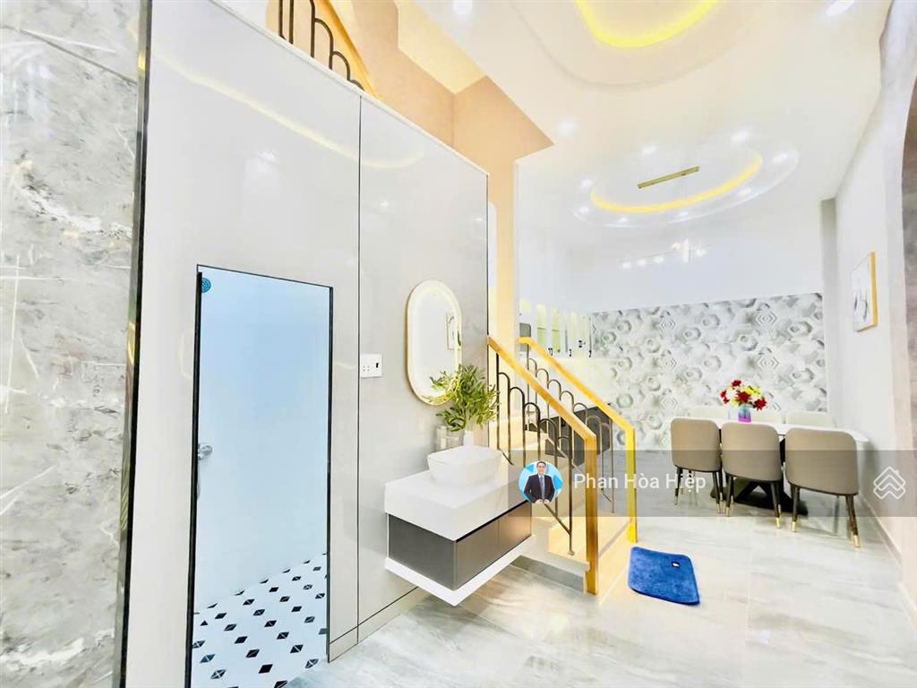 Xuất cảnh bán gấp nhà hẻm 8m hậu giang, 68m2, 4 tầng btct, 4 pn 4wc, gần chợ bình tây