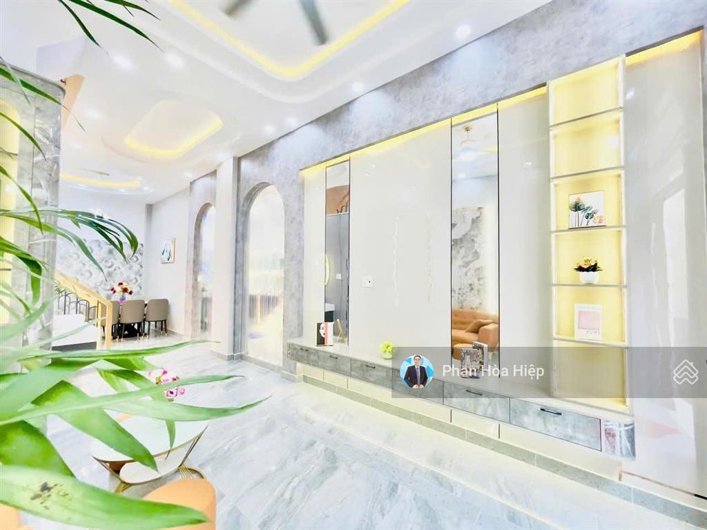 Xuất cảnh bán gấp nhà hẻm 8m hậu giang, 68m2, 4 tầng btct, 4 pn 4wc, gần chợ bình tây