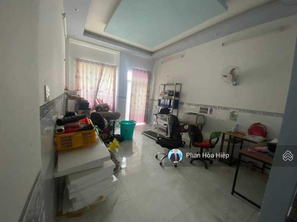 Kẹt tiền bán gấp hẻm 1/ phạm văn chí, 4 x 11, 4 tầng btct 3 pn, 3 wc, có sân thượng thoáng mát