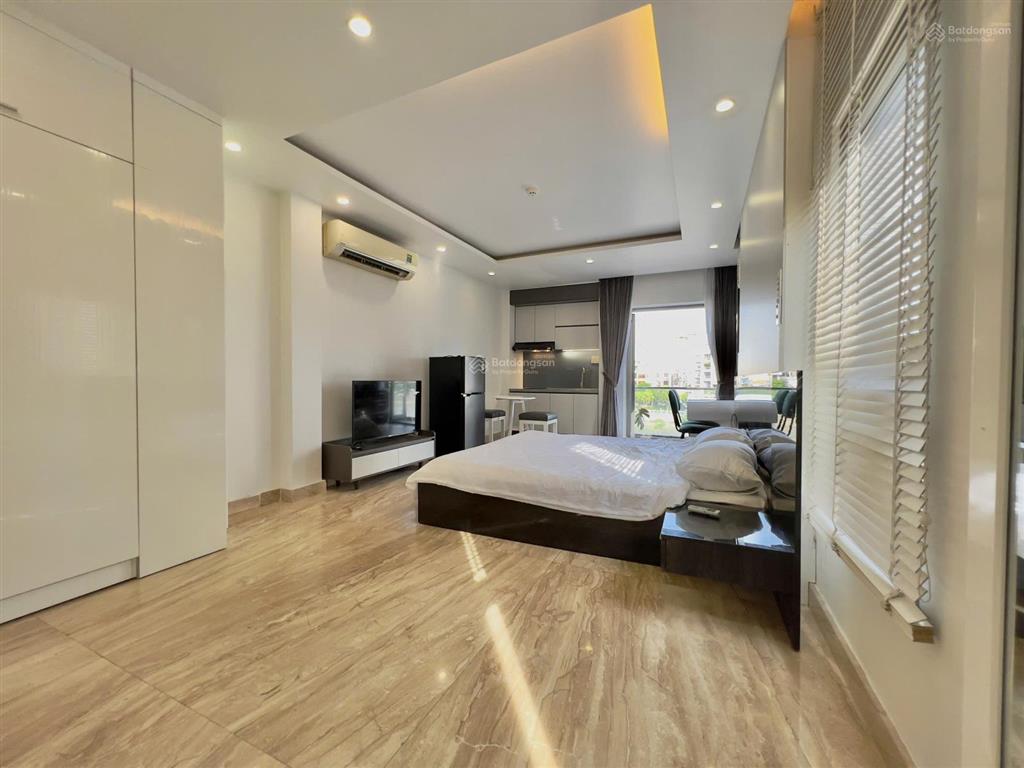 Cho thuê studio ban công tách bếp siêu rộng 4050m2 view sông mặt tiền võ văn kiệt q1. nuôi pet ok