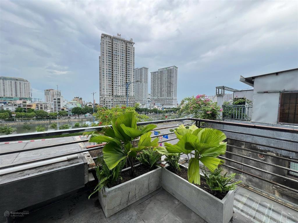 Cho thuê studio ban công tách bếp siêu rộng 4050m2 view sông mặt tiền võ văn kiệt q1. nuôi pet ok
