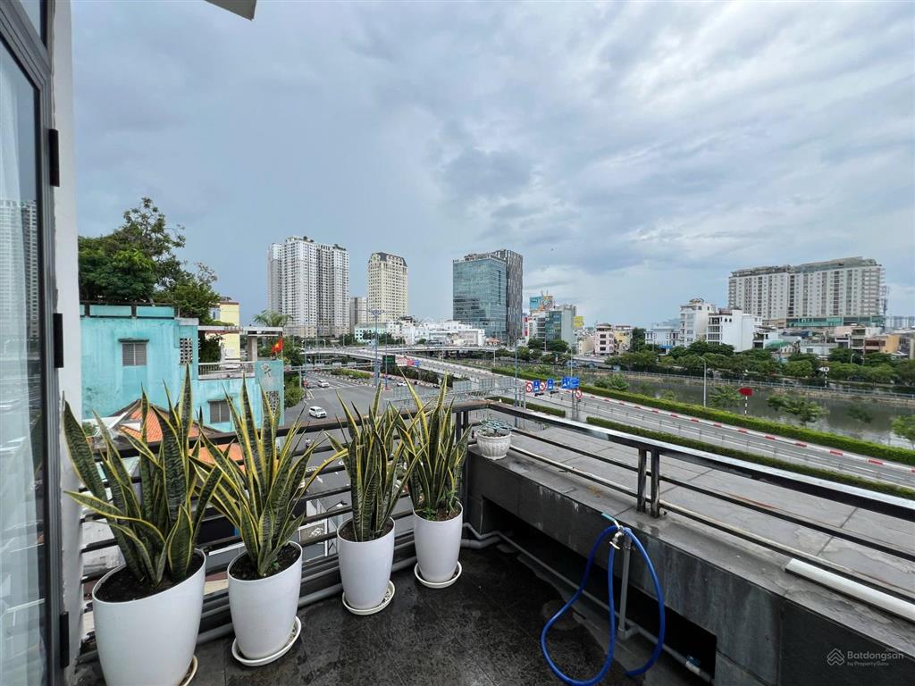 Cho thuê studio ban công tách bếp siêu rộng 4050m2 view sông mặt tiền võ văn kiệt q1. nuôi pet ok