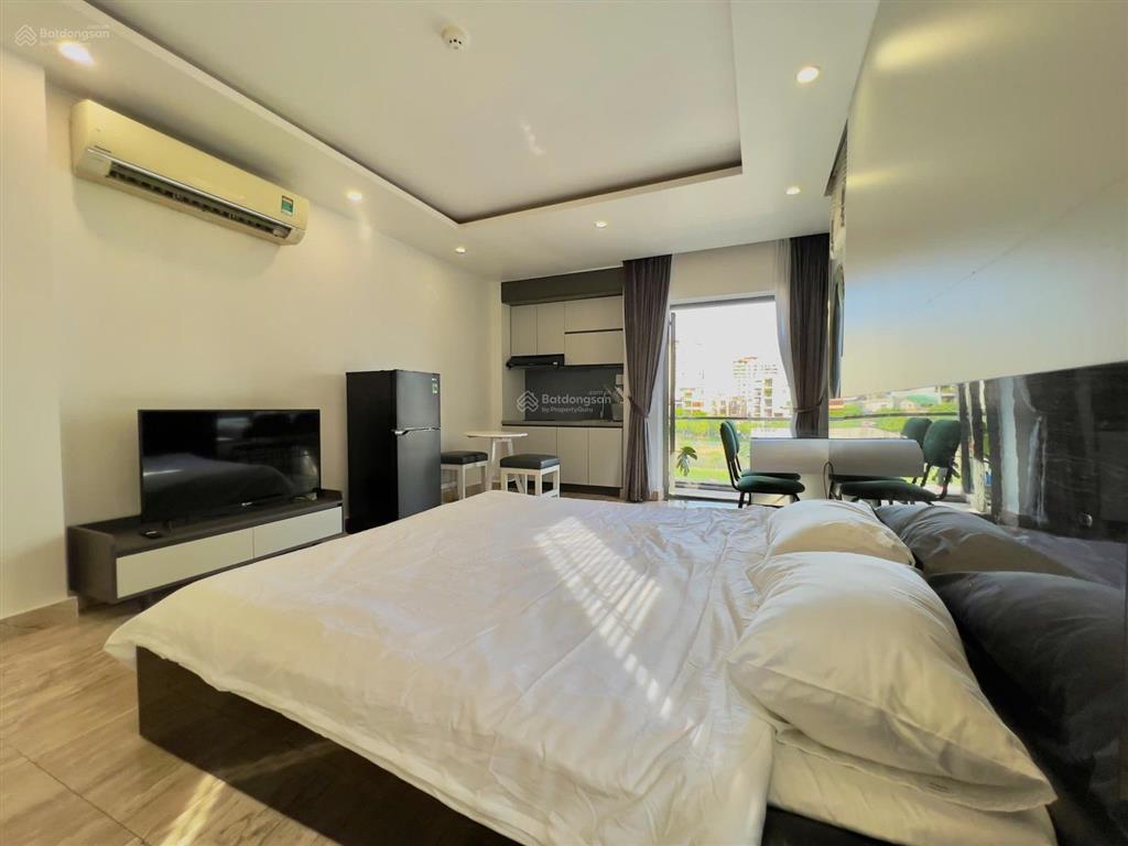 Cho thuê studio ban công tách bếp siêu rộng 4050m2 view sông mặt tiền võ văn kiệt q1. nuôi pet ok