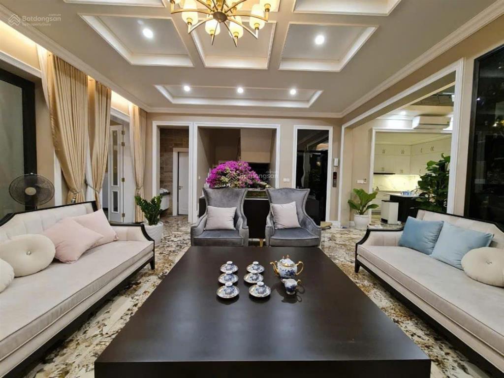 Biệt thự đẳng cấp châu âu, khu phân lô, phước long b quận 9. xe hơi đỗ cửa 270m2 15x18m 4pn, 3wc