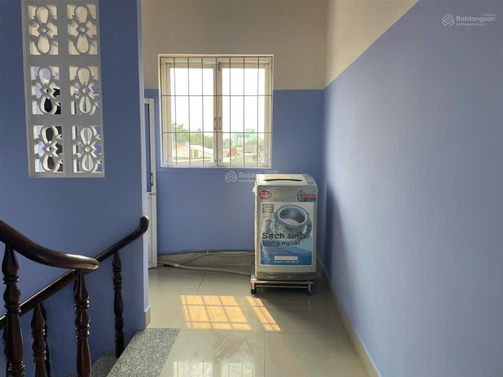 Bán căn nhà phố, đường oto, 3 lầu, cách siêu thị và bệnh viện 200m, nhà hoàn công đầy đủ