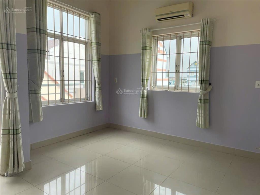 Bán căn nhà phố, đường oto, 3 lầu, cách siêu thị và bệnh viện 200m, nhà hoàn công đầy đủ