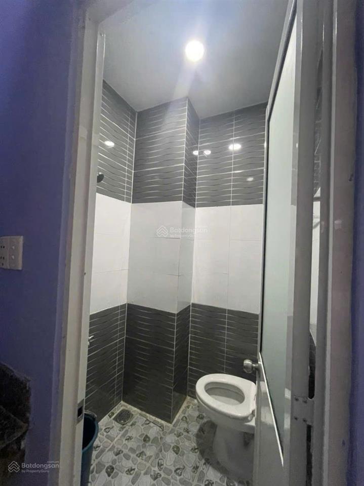 Bán căn nhà phố, đường oto, 3 lầu, cách siêu thị và bệnh viện 200m, nhà hoàn công đầy đủ