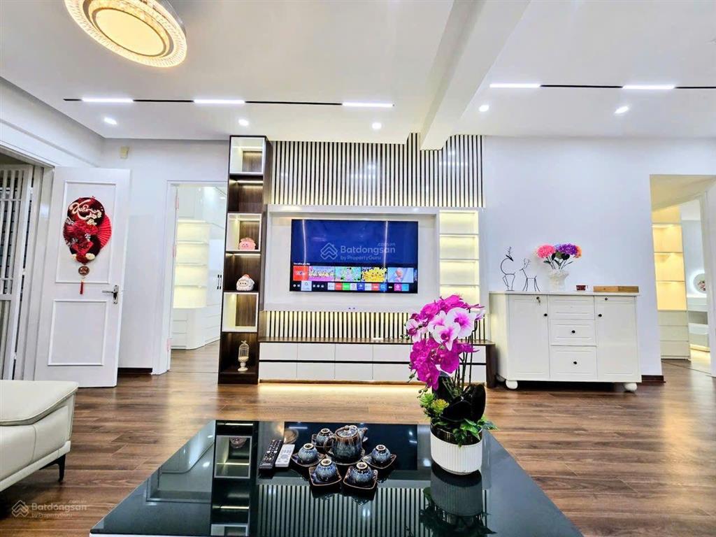 Căn hộ chung cư việt hưng, dt 102m2. 3 ngủ. 2wc. ban công. giá hơn 6 tỷ