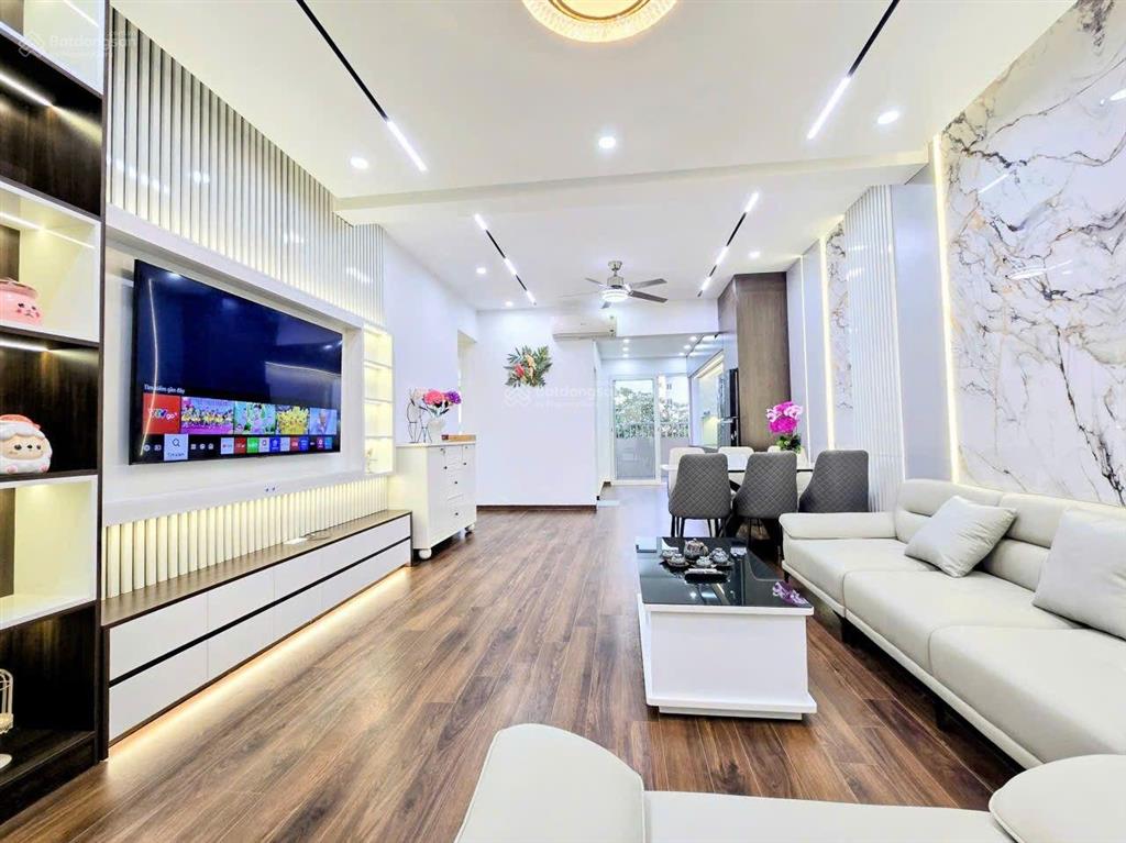 Căn hộ chung cư việt hưng, dt 102m2. 3 ngủ. 2wc. ban công. giá hơn 6 tỷ