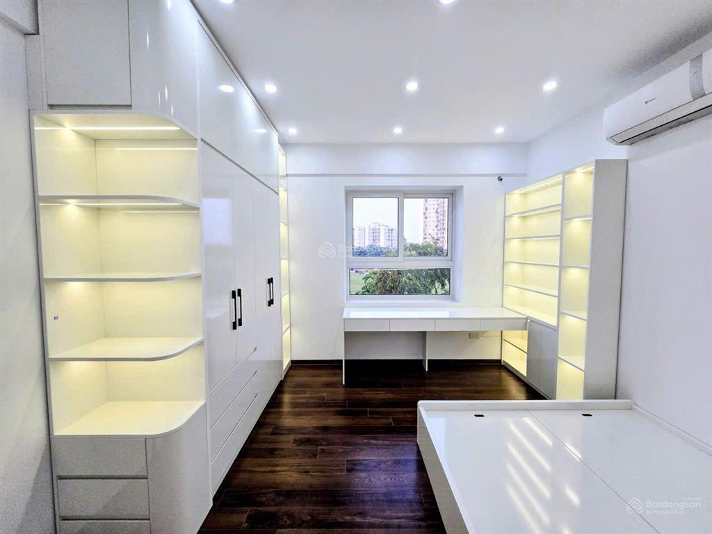 Căn hộ chung cư việt hưng, dt 102m2. 3 ngủ. 2wc. ban công. giá hơn 6 tỷ