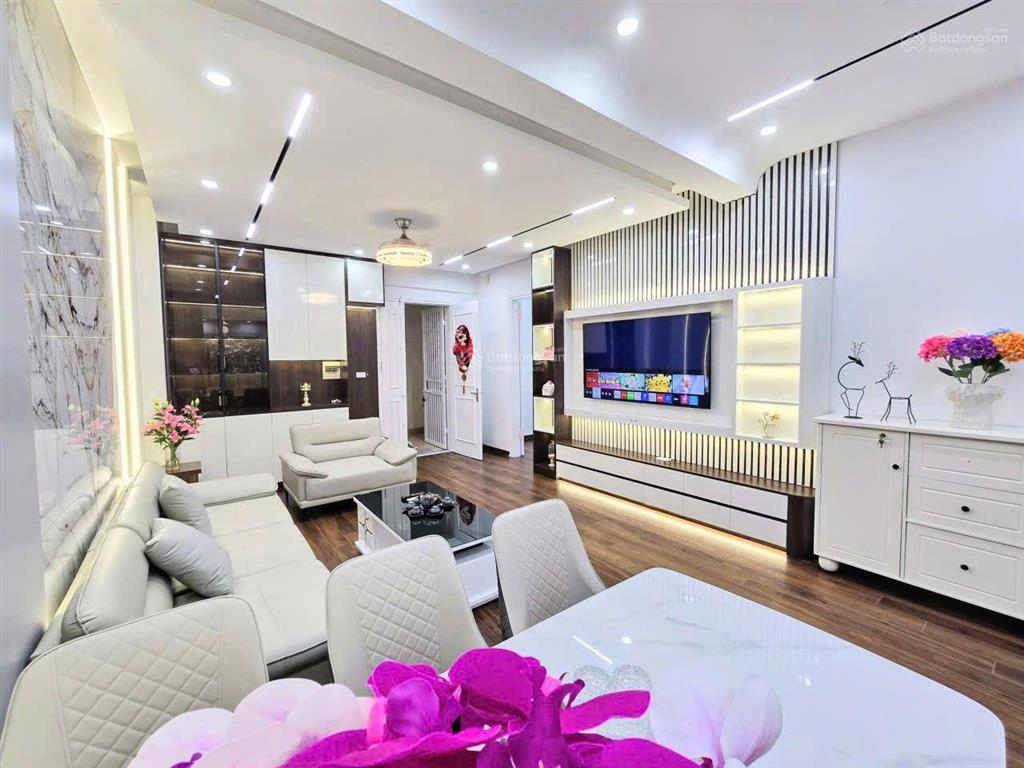 Căn hộ chung cư việt hưng, dt 102m2. 3 ngủ. 2wc. ban công. giá hơn 6 tỷ